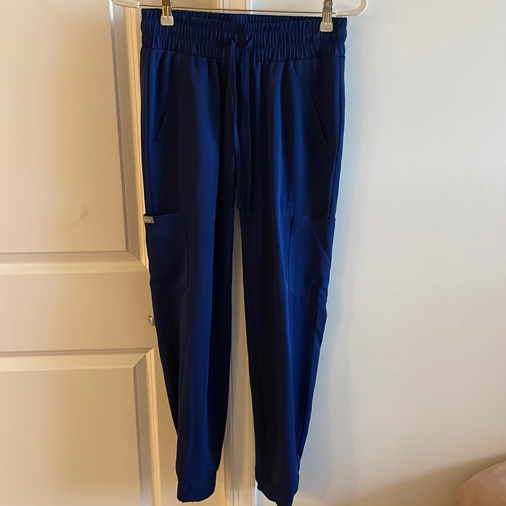 NURSE BUNDLE!! 3 long sleeve shirts (M/M/S) & 1 pair of jogger scrub pants (XS)